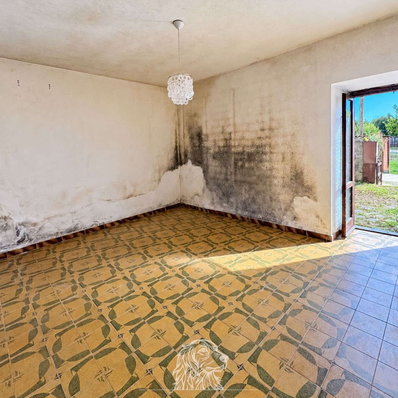 Meina — Trilocale da ristrutturare con giardino a Ghevio