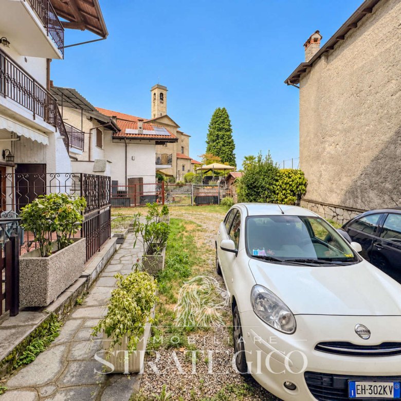 Meina — Trilocale da ristrutturare con giardino a Ghevio