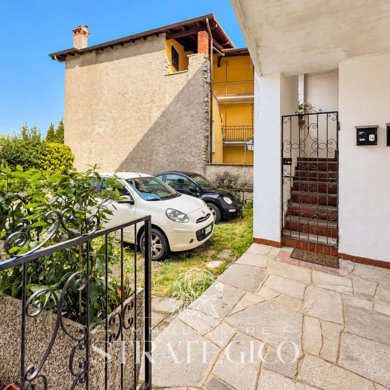 Meina — Trilocale da ristrutturare con giardino a Ghevio