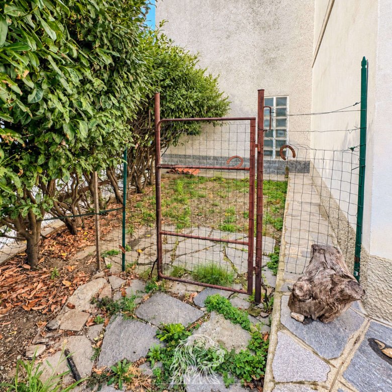 Meina — Trilocale da ristrutturare con giardino a Ghevio