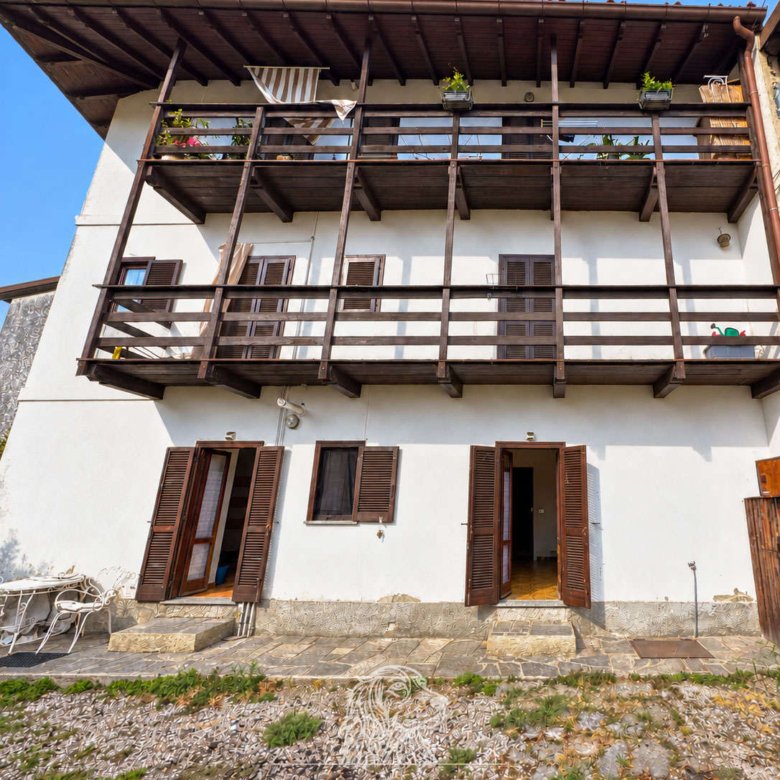 Meina — Trilocale da ristrutturare con giardino a Ghevio