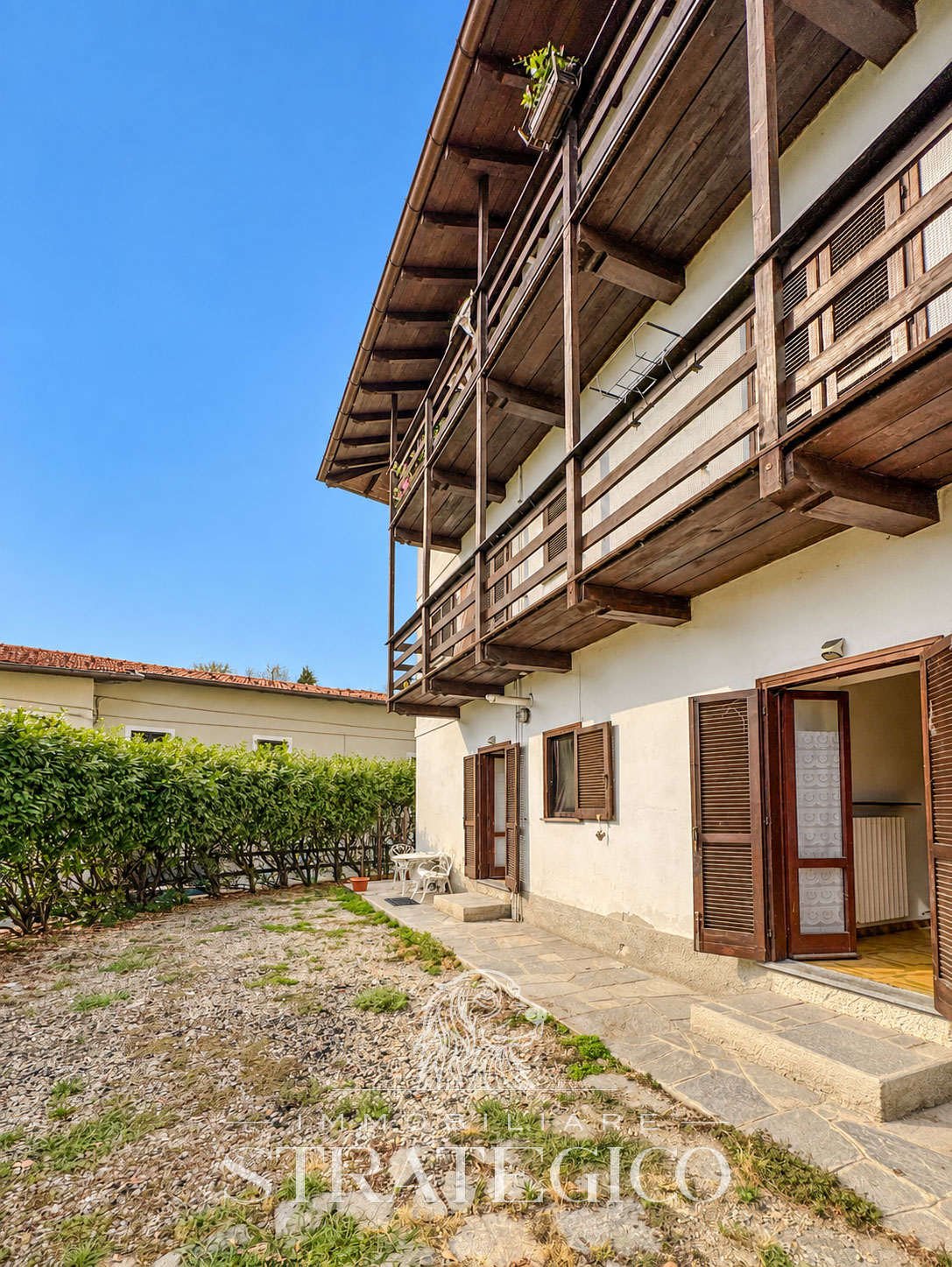 Meina — Trilocale da ristrutturare con giardino a Ghevio