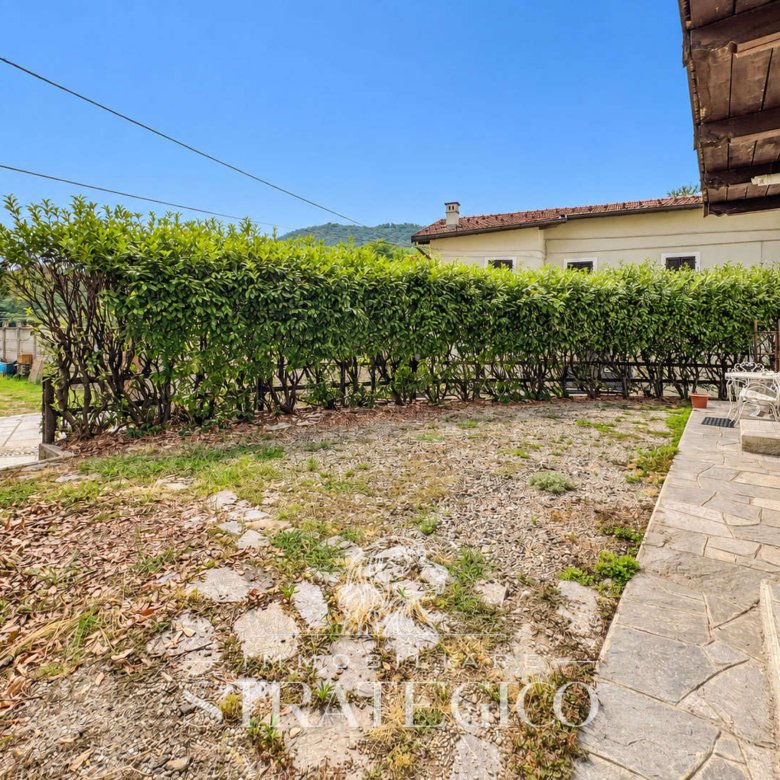 Meina — Trilocale da ristrutturare con giardino a Ghevio