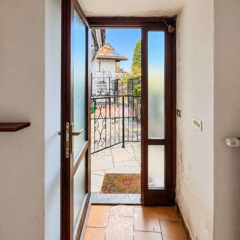 Meina — Trilocale da ristrutturare con giardino a Ghevio