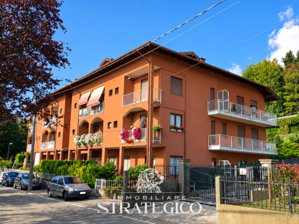 Facciata del condominio con balconi e giardino in Via Duchessa di Genova a Pisano