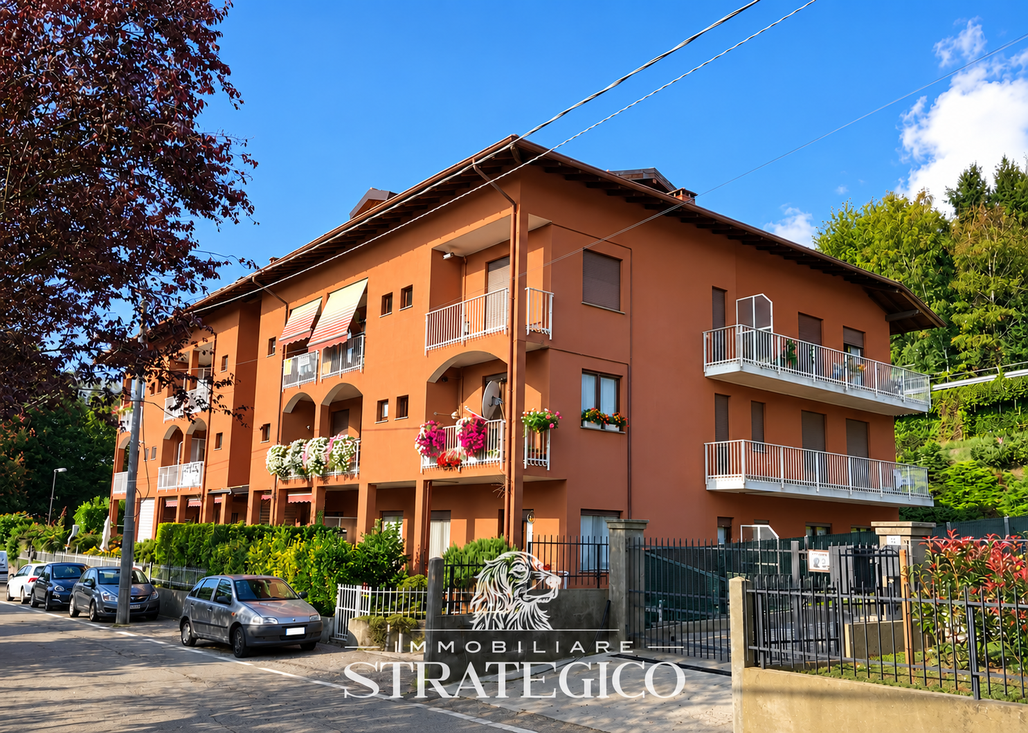 Facciata del condominio con balconi e giardino in Via Duchessa di Genova a Pisano