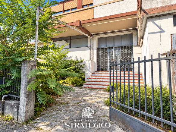 Ingresso del locale commerciale in Via per Possaccio a Verbania, con scala esterna e cancello