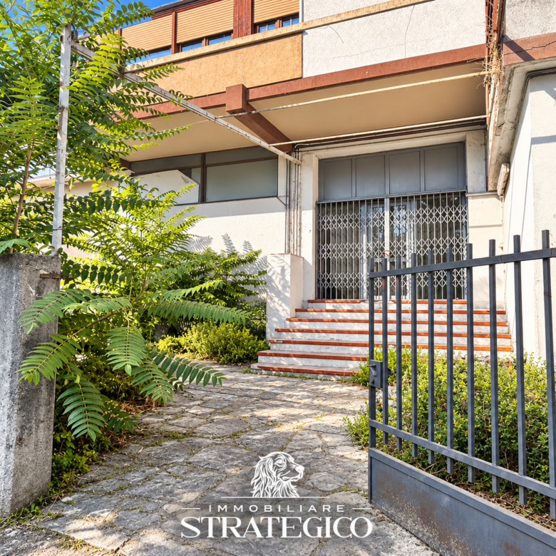 Verbania: locale commerciale con magazzino in Via per Possaccio