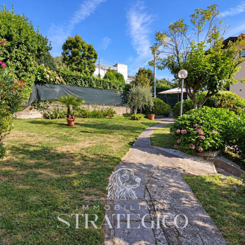 Giardino privato con prato e alberi – Fosseno, Nebbiuno