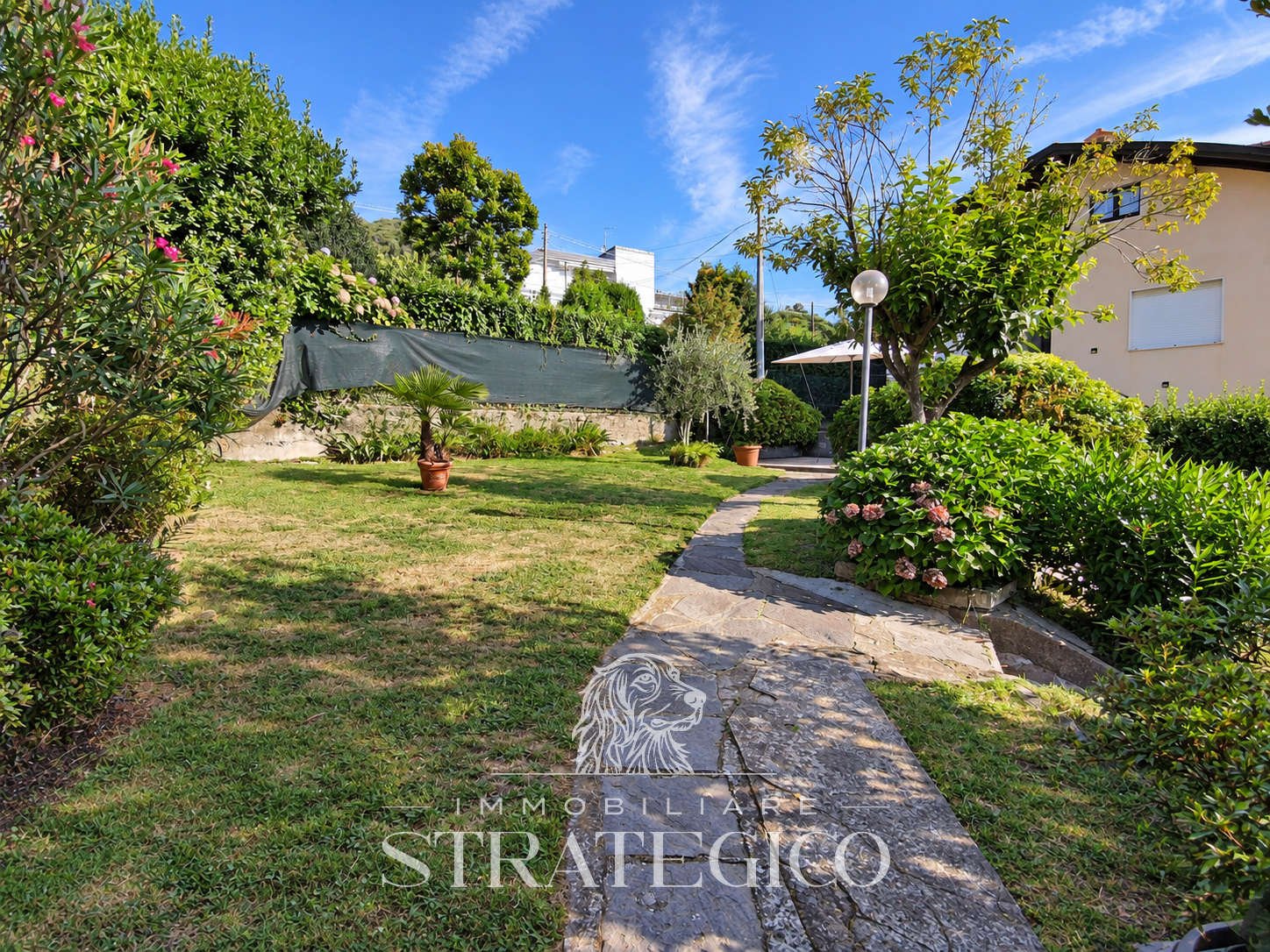 Giardino privato con prato e alberi – Fosseno, Nebbiuno