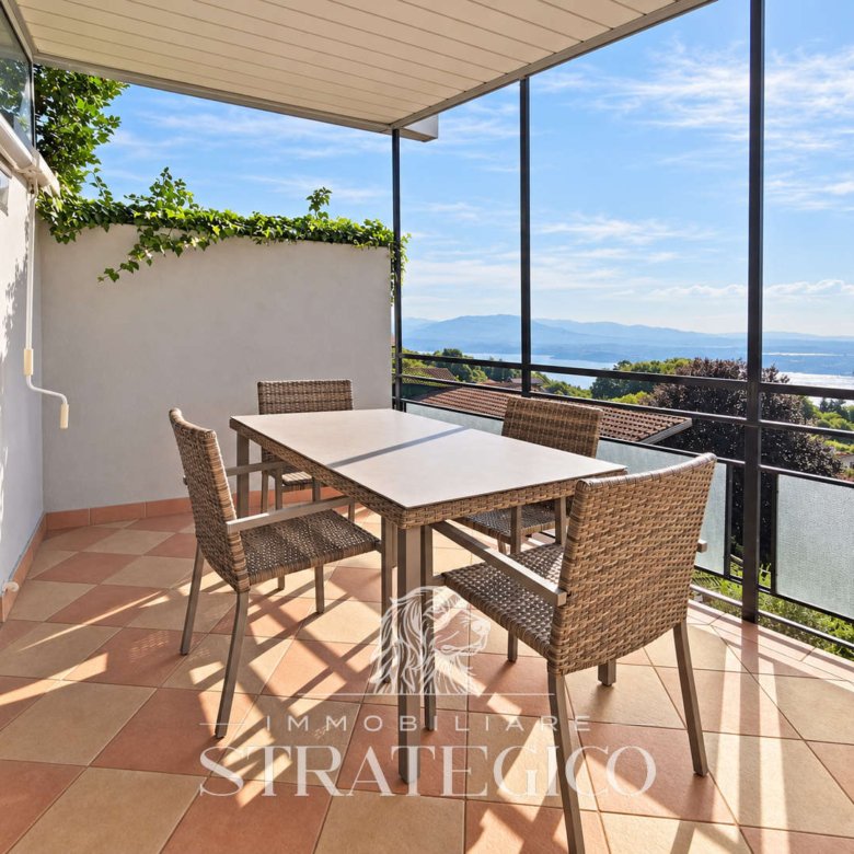 Balcone panoramico con tavolo e sedie – Fosseno, Nebbiuno