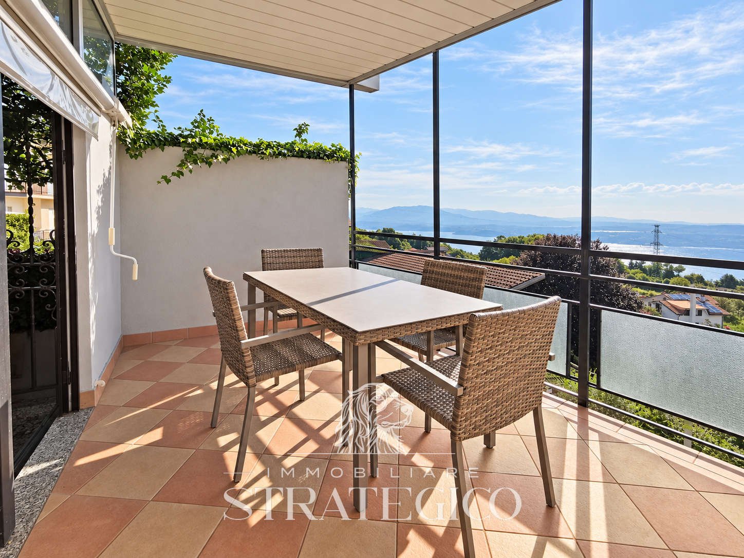 Balcone panoramico con tavolo e sedie – Fosseno, Nebbiuno