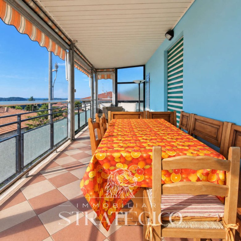 Zona pranzo della terrazza coperta – Fosseno, Nebbiuno